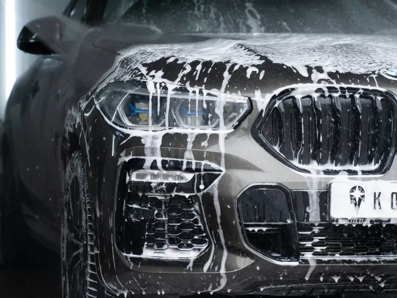 5 erreurs de lavage à éviter pour préserver l'éclat de votre véhicule